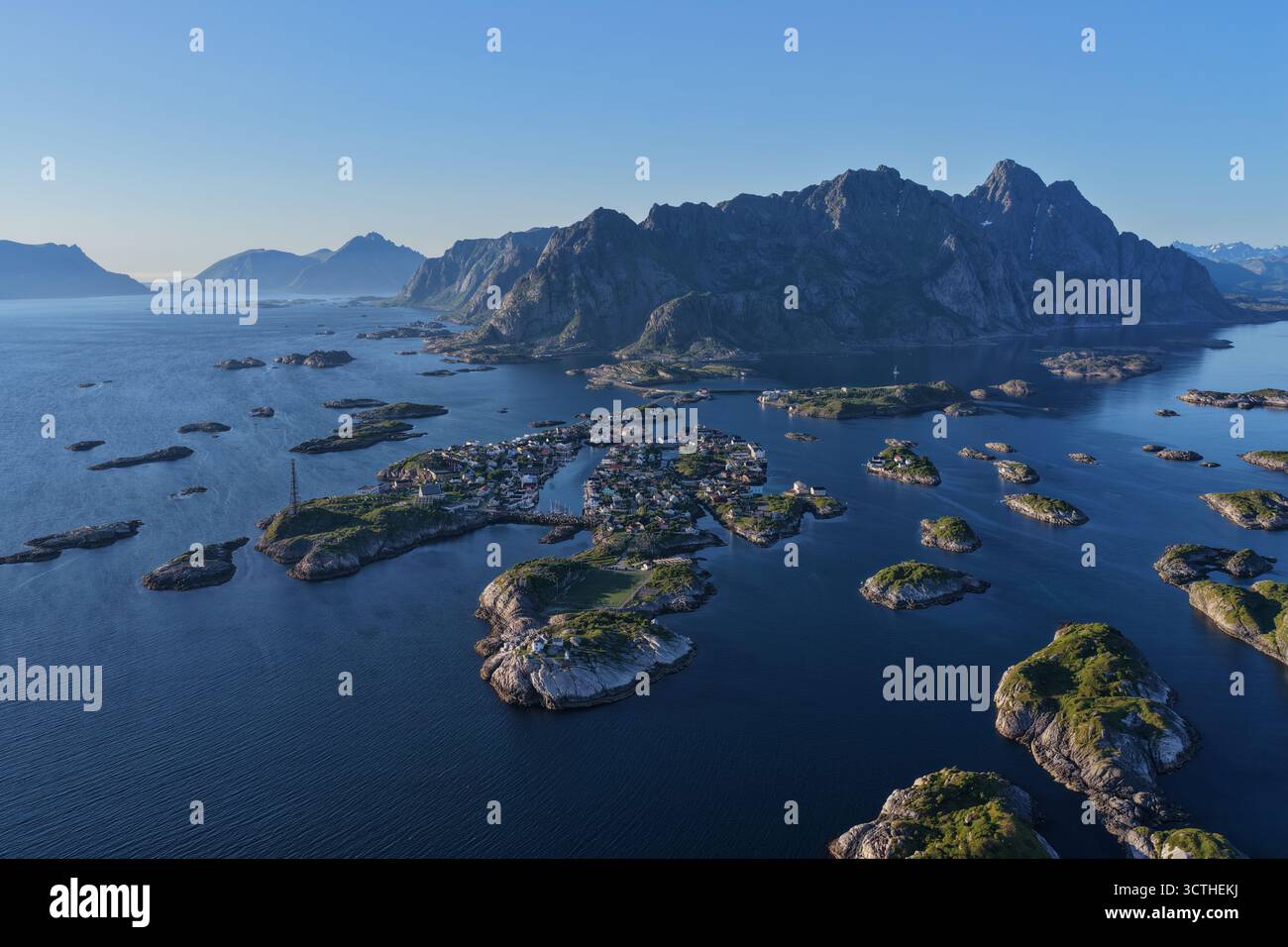 Paesaggio delle isole Lofoten con villaggio di pescatori e montagne Foto Stock