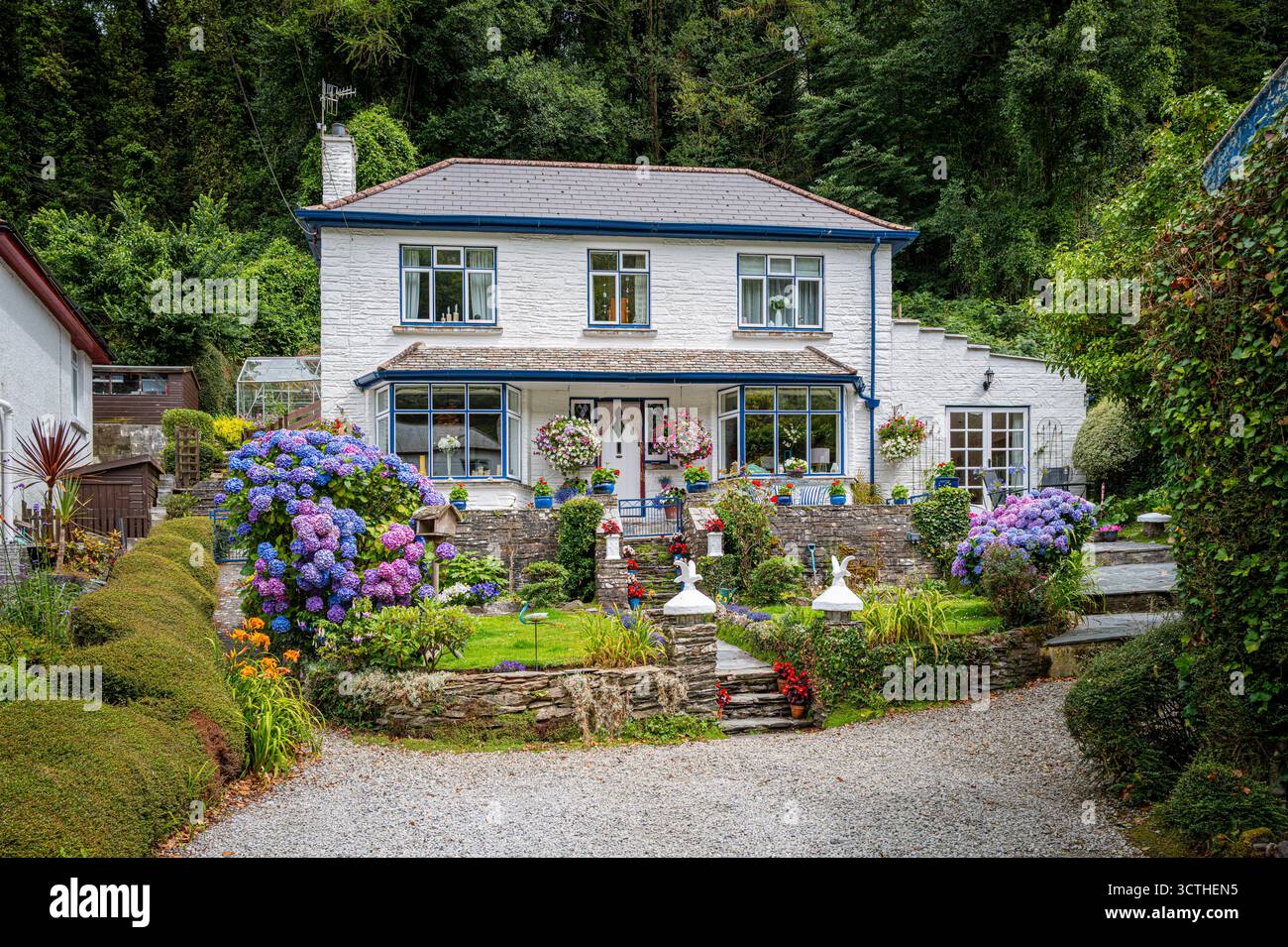 Una pittoresca vecchia casa a Polperro con tetto in ardesia e pareti dipinte di bianco. Polperro, Cornovaglia, Inghilterra, Europa. Foto Stock