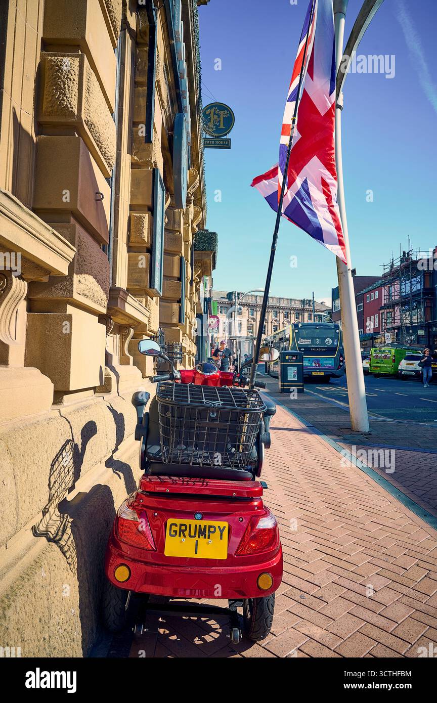 Lo scooter è parcheggiato fuori dal pub di Blackpool, Regno Unito Foto Stock