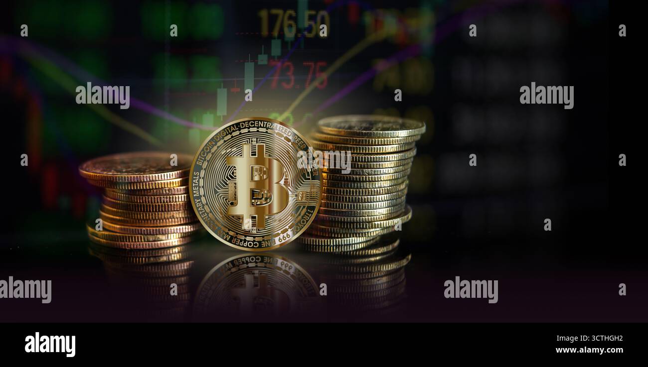Le monete d'oro che rappresentano la criptovaluta sono visualizzate in modo prominente con i dati di mercato in background, che illustrano le tendenze e l'analisi attuali. Foto Stock