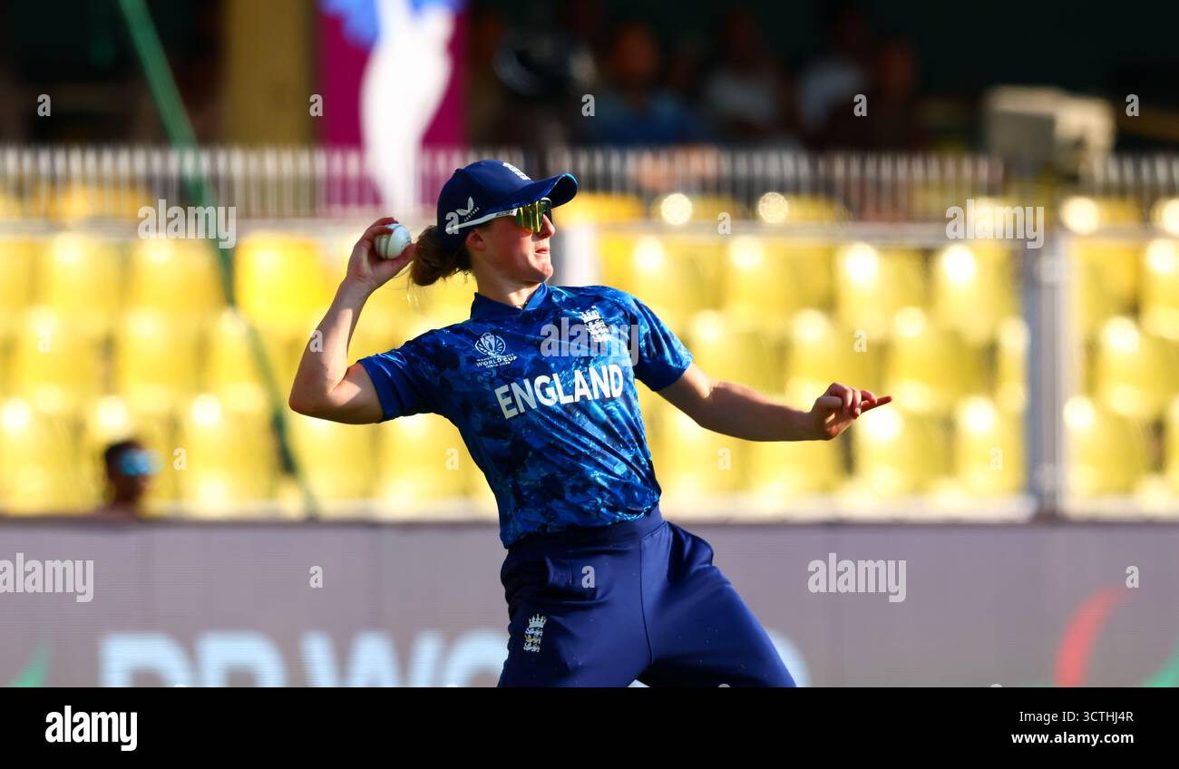 Guwahati, India. 7 ottobre 2025. Emma Lamb dell'Inghilterra durante la partita di Coppa del mondo femminile ICC England Women vs Bangladesh Women at ACA Barsapara Cricket Stadium, Guwahati, Assam/ India, 7 ottobre 2025 (foto di Shubhajit Roy Karmakar/News Images) a Guwahati, India, il 7/10/2025. (Foto di Shubhajit Roy Karmakar/News Images/Sipa USA) credito: SIPA USA/Alamy Live News Foto Stock