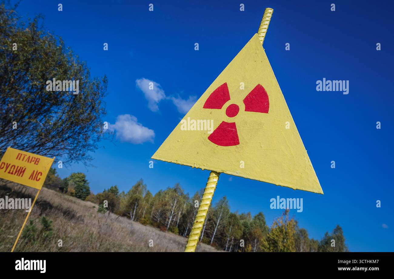 Cartello segnaletico accanto alla Foresta Rossa nella zona di esclusione di Chernobyl, Ucraina Foto Stock