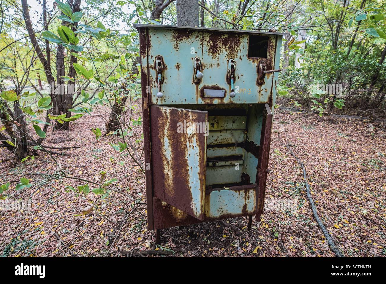 Cassetta elettrica accanto al laboratorio di radioecologia abbandonato nell'ex allevamento ittico nella zona di esclusione di Chernobyl, Ucraina Foto Stock