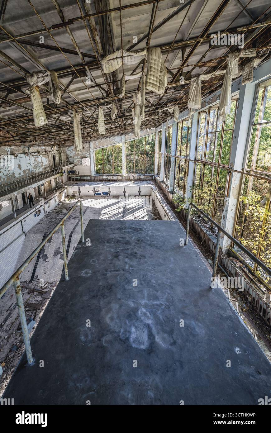 Piscina azzurra nella città fantasma di Pripyat nella zona di esclusione di Chernobyl in Ucraina Foto Stock