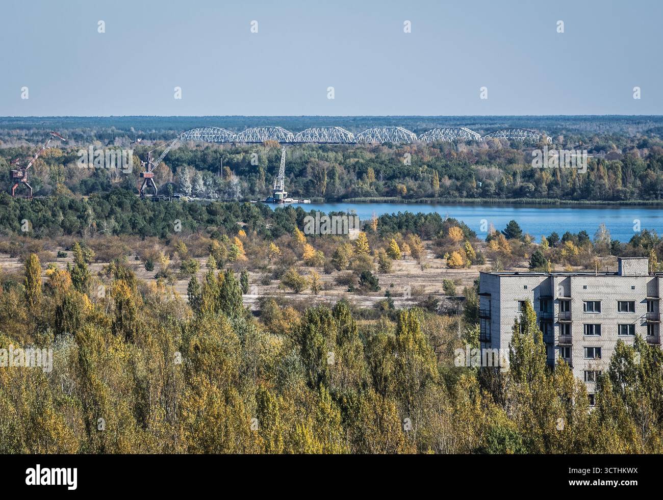 Vista aerea dall'edificio residenziale a 16 piani nella città fantasma di Pripyat nella zona di esclusione di Chernobyl, Ucraina Foto Stock