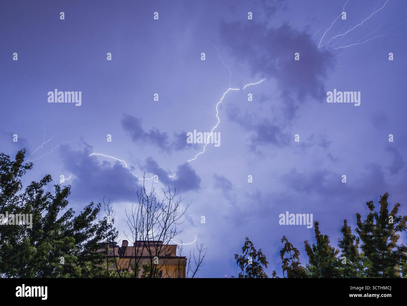 Fulmine durante un temporale in una notte d'estate a Varsavia, Polonia Foto Stock