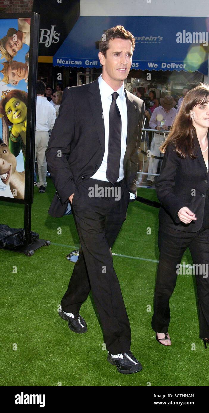 Rupert Everett alla prima Shrek 2 tenutasi al Mann Village Theatre. Westwood, Los Angeles, 8 maggio 2004 Foto Stock