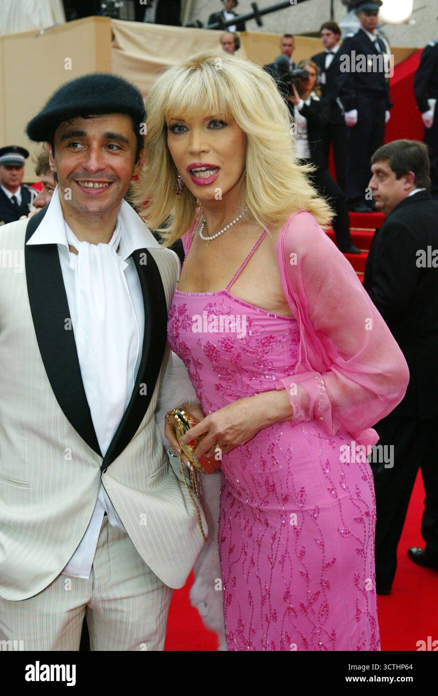 Amanda Lear all'apertura del Festival di Cannes tenutosi al Palais du Festival. Cannes, 12 maggio 2004 Foto Stock
