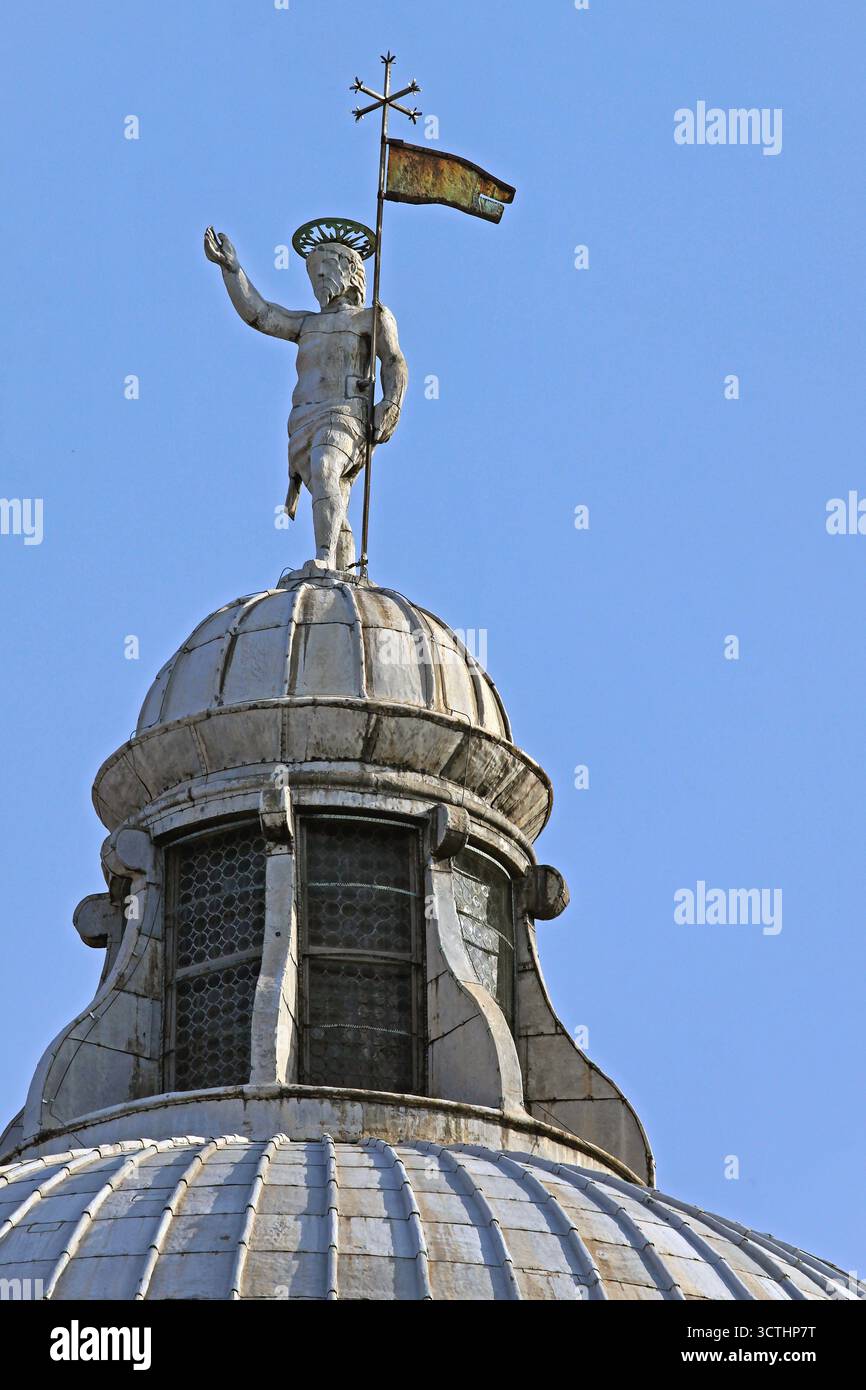 Statua di Gesù Cristo in cima alla chiesa del Santissimo Redentore Dome del Canale della Giudecca a Venezia Foto Stock