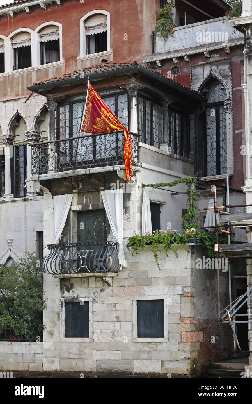 Bandiera veneziana alla Casa del Canal grande di Venezia Foto Stock