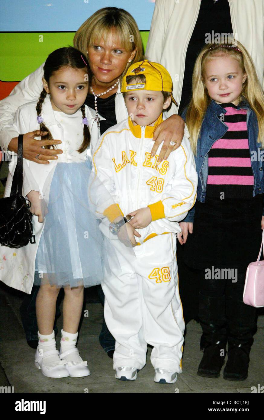 Brooklyn Beckham e Louise Adams alla prima inglese di Scooby Doo 2 : Monsters Unleashed. Vue Cinema in Islington, Londra, 26 marzo 2004 Foto Stock