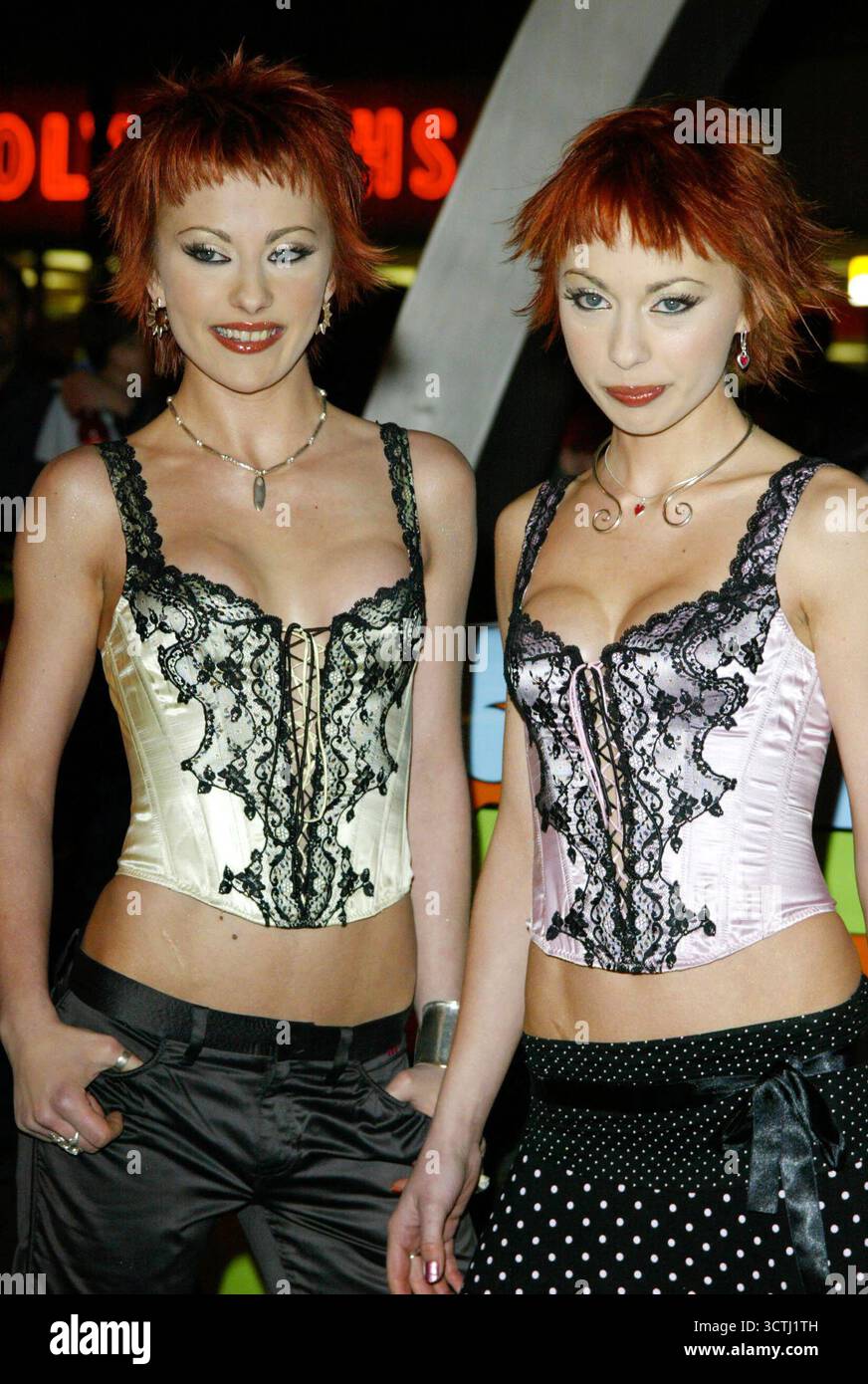 The Cheeky Girls alla prima inglese di Scooby Doo 2 : Monsters Unleashed. Vue Cinema in Islington, Londra, 26 marzo 2004 Foto Stock