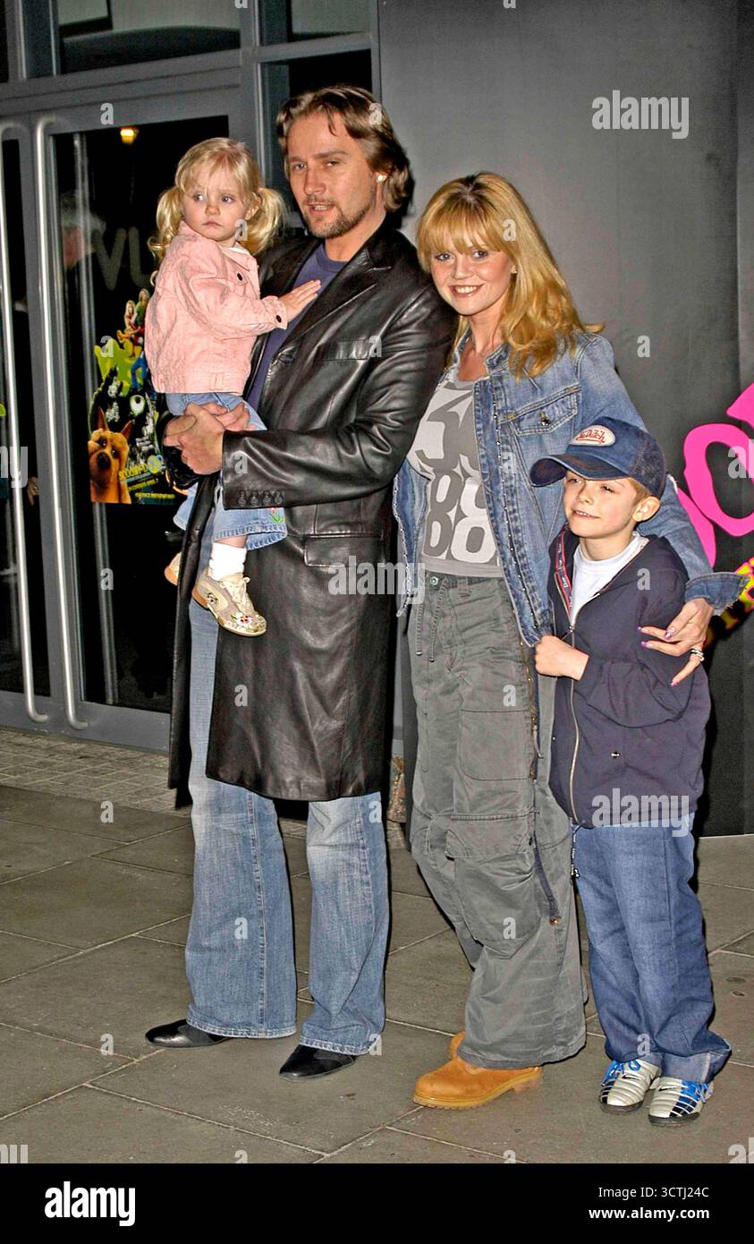 Daniella Westbrook e la famiglia alla prima inglese di Scooby Doo 2 : Monsters Unleashed. Vue Cinema in Islington, Londra, 26 marzo 2004 Foto Stock