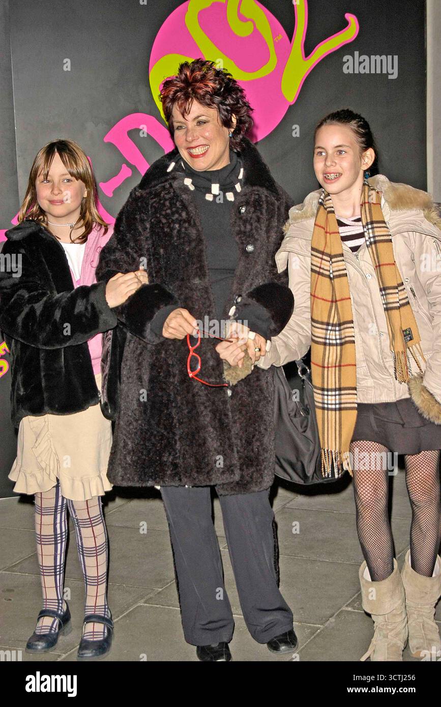 Ruby Wax and Children alla prima inglese di Scooby Doo 2 : Monsters Unleashed. Vue Cinema in Islington, Londra, 26 marzo 2004 Foto Stock