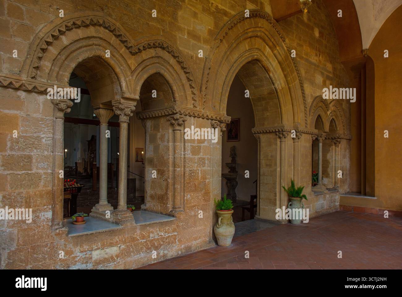 Finestre e portone nel chiostro del Santuario Santa Rita da Cascia, chiamato anche Chiesa di Sant'Agostino, a Palermo, Sicilia, Italia. Normanno-arabo del XIII secolo Foto Stock