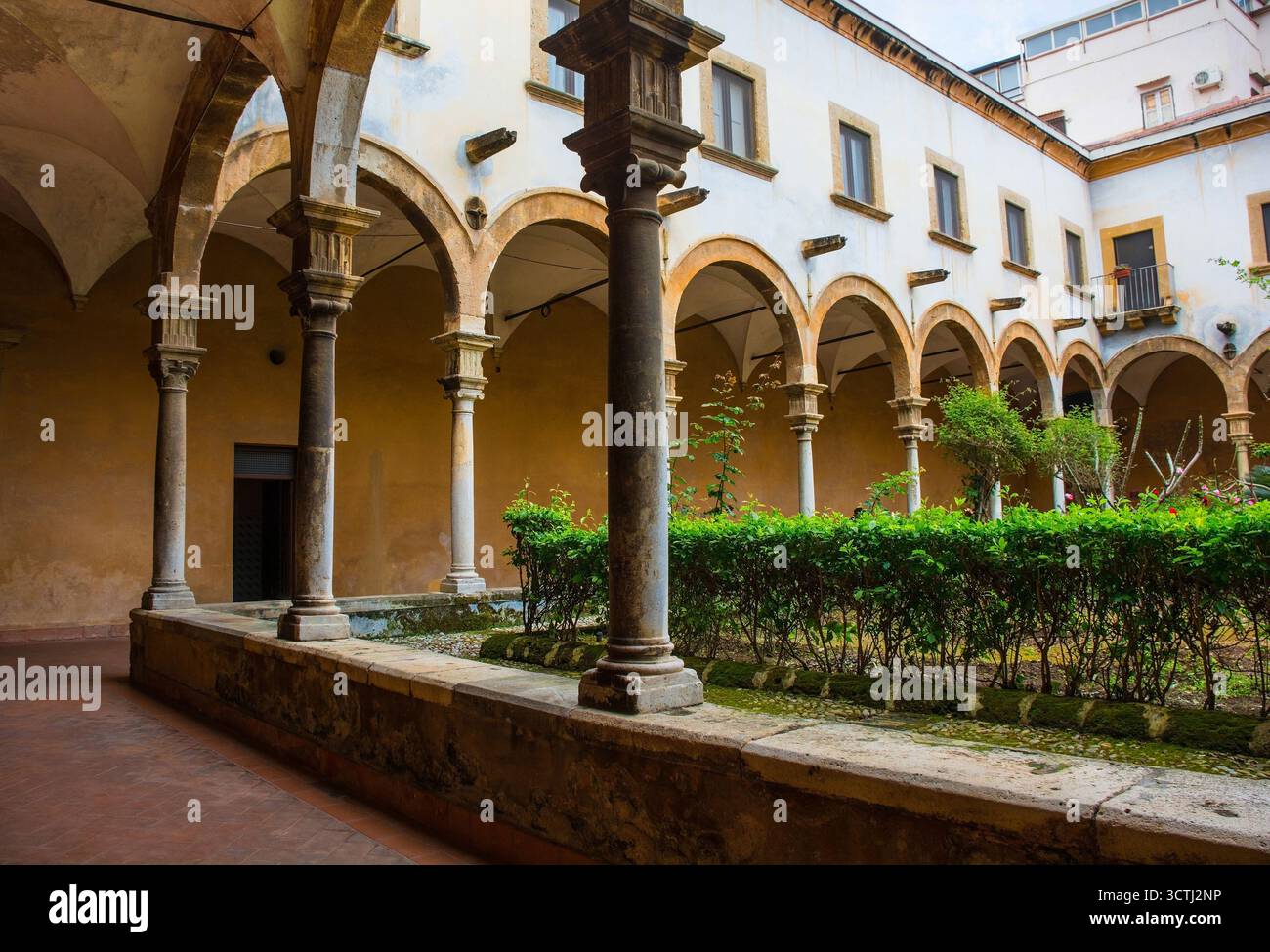 Il chiostro del Santuario Santa Rita da Cascia, chiamato anche Chiesa di Sant'Agostino, a Palermo, Sicilia, Italia. Un mix di medievale e rinascimentale Foto Stock