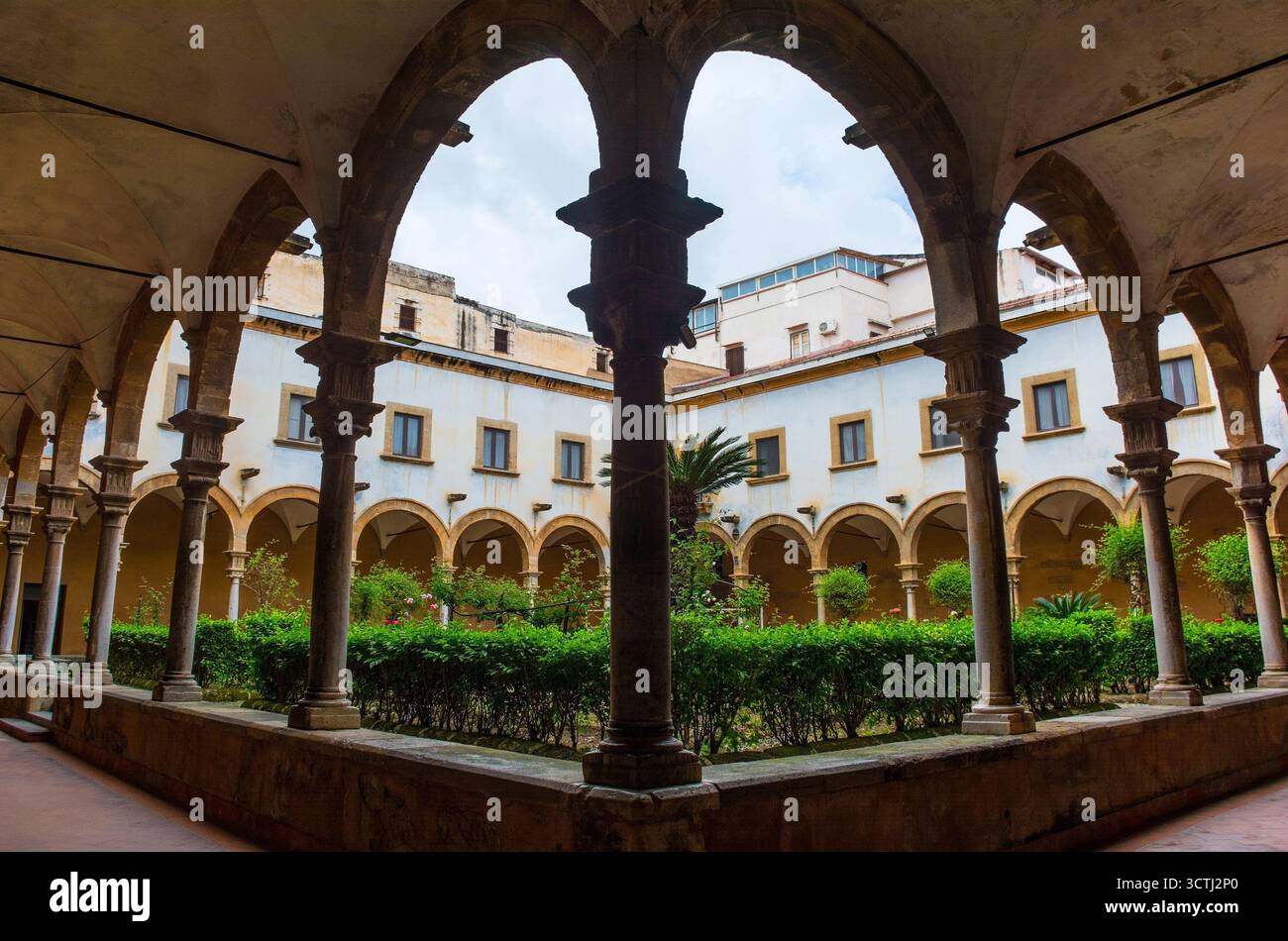 Il chiostro del Santuario Santa Rita da Cascia, chiamato anche Chiesa di Sant'Agostino, a Palermo, Sicilia, Italia. Un mix di medievale e rinascimentale Foto Stock