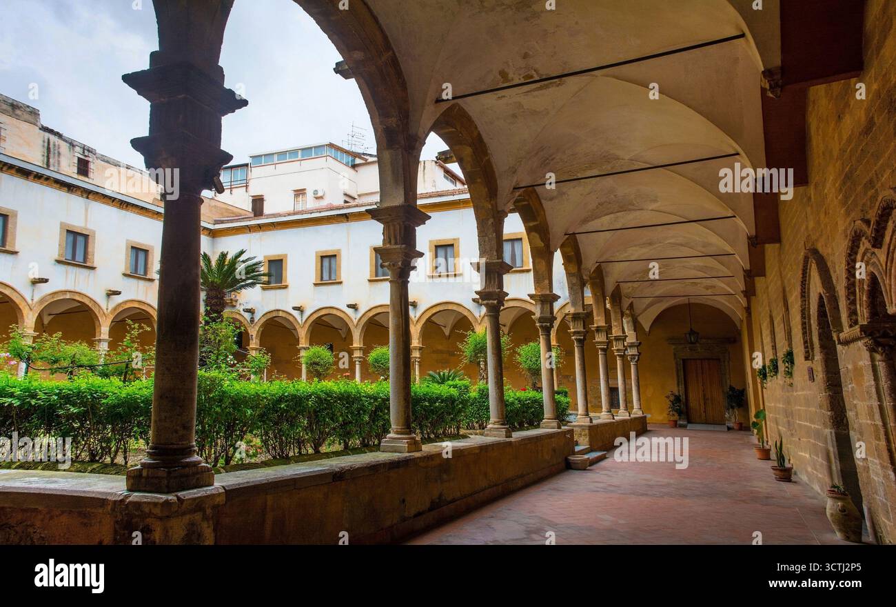 Il chiostro del Santuario Santa Rita da Cascia, chiamato anche Chiesa di Sant'Agostino, a Palermo, Sicilia, Italia. Un mix di medievale e rinascimentale Foto Stock