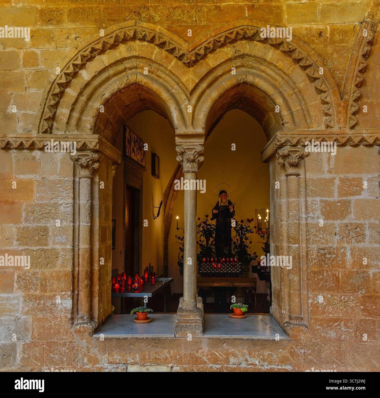 Finestra nel chiostro del Santuario Santa Rita da Cascia, chiamato anche Chiesa di Sant'Agostino, a Palermo, Sicilia, Italia. Normanno-arabo del XIII secolo Foto Stock
