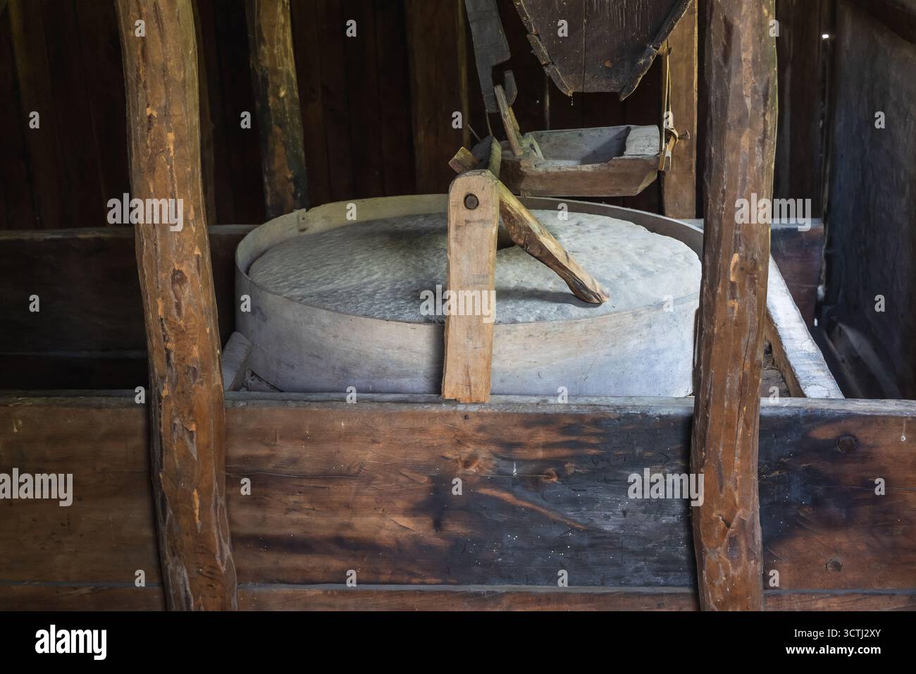 All'interno del mulino ad acqua chiamato Dolapkinya nel museo all'aperto popolare di Etar nella città di Grabovo, Bulgaria Foto Stock