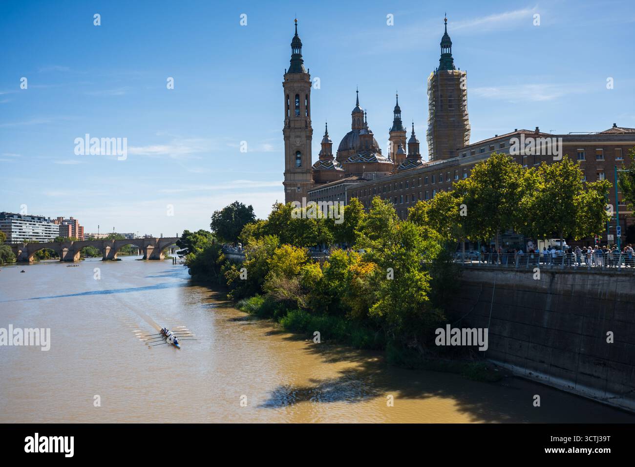 Regata internazionale tra l'Helios CN - USJ contro l'Università di Oxford per commemorare il Centenario dell'Helios CN con la Cattedrale della Basilica di El Pilar Foto Stock