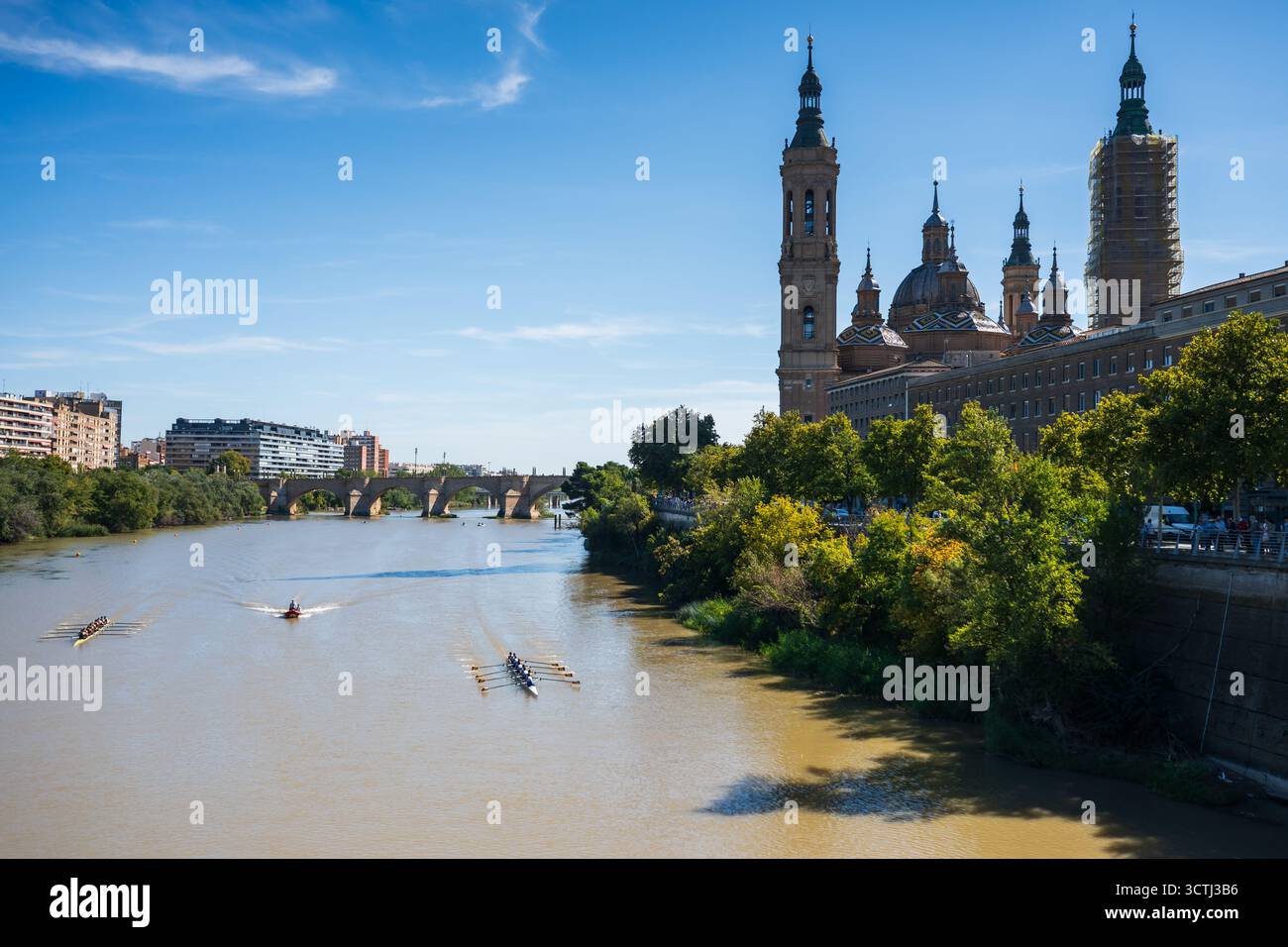 Regata internazionale tra l'Helios CN - USJ contro l'Università di Oxford per commemorare il Centenario dell'Helios CN con la Cattedrale della Basilica di El Pilar Foto Stock