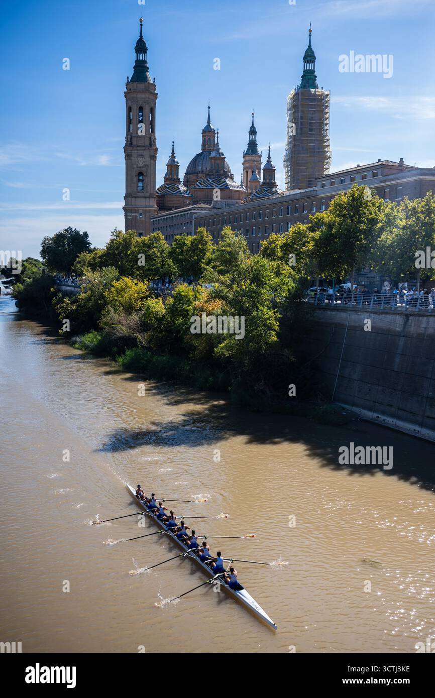 Regata internazionale tra l'Helios CN - USJ contro l'Università di Oxford per commemorare il Centenario dell'Helios CN con la Cattedrale della Basilica di El Pilar Foto Stock