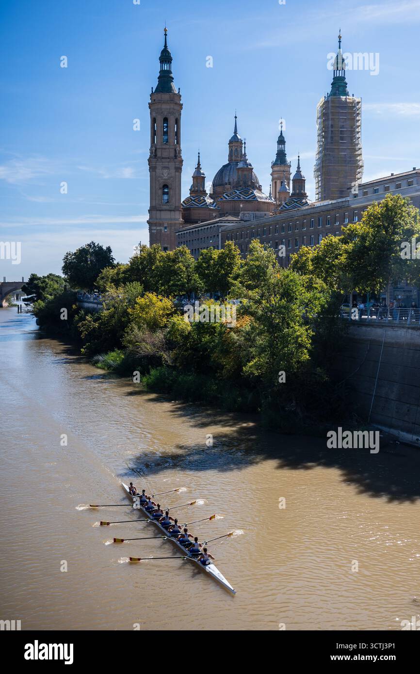 Regata internazionale tra l'Helios CN - USJ contro l'Università di Oxford per commemorare il Centenario dell'Helios CN con la Cattedrale della Basilica di El Pilar Foto Stock