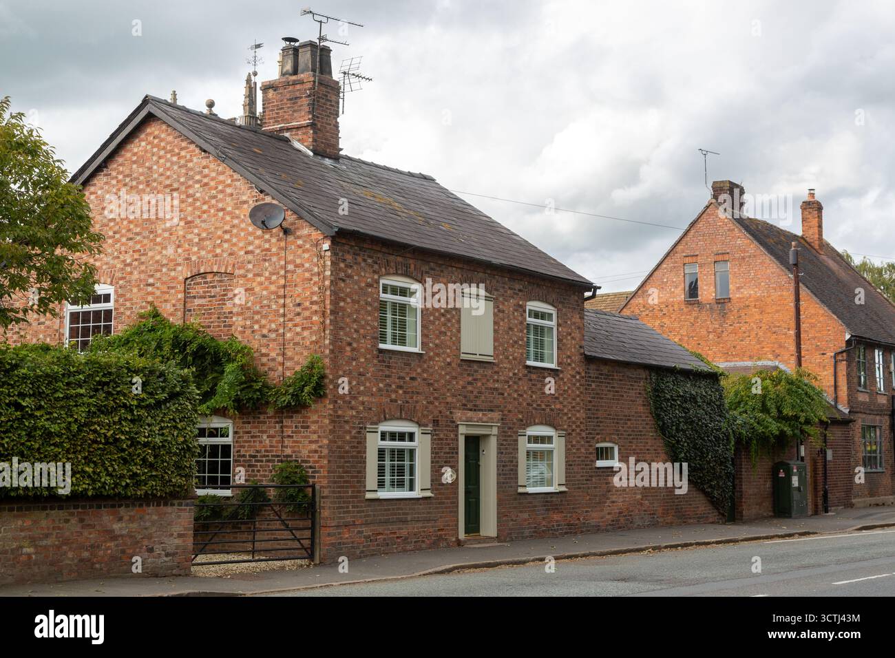 Tradizionale edificio in mattoni rossi nel piccolo villaggio del Cheshire di Acton, Cheshire, Inghilterra Foto Stock