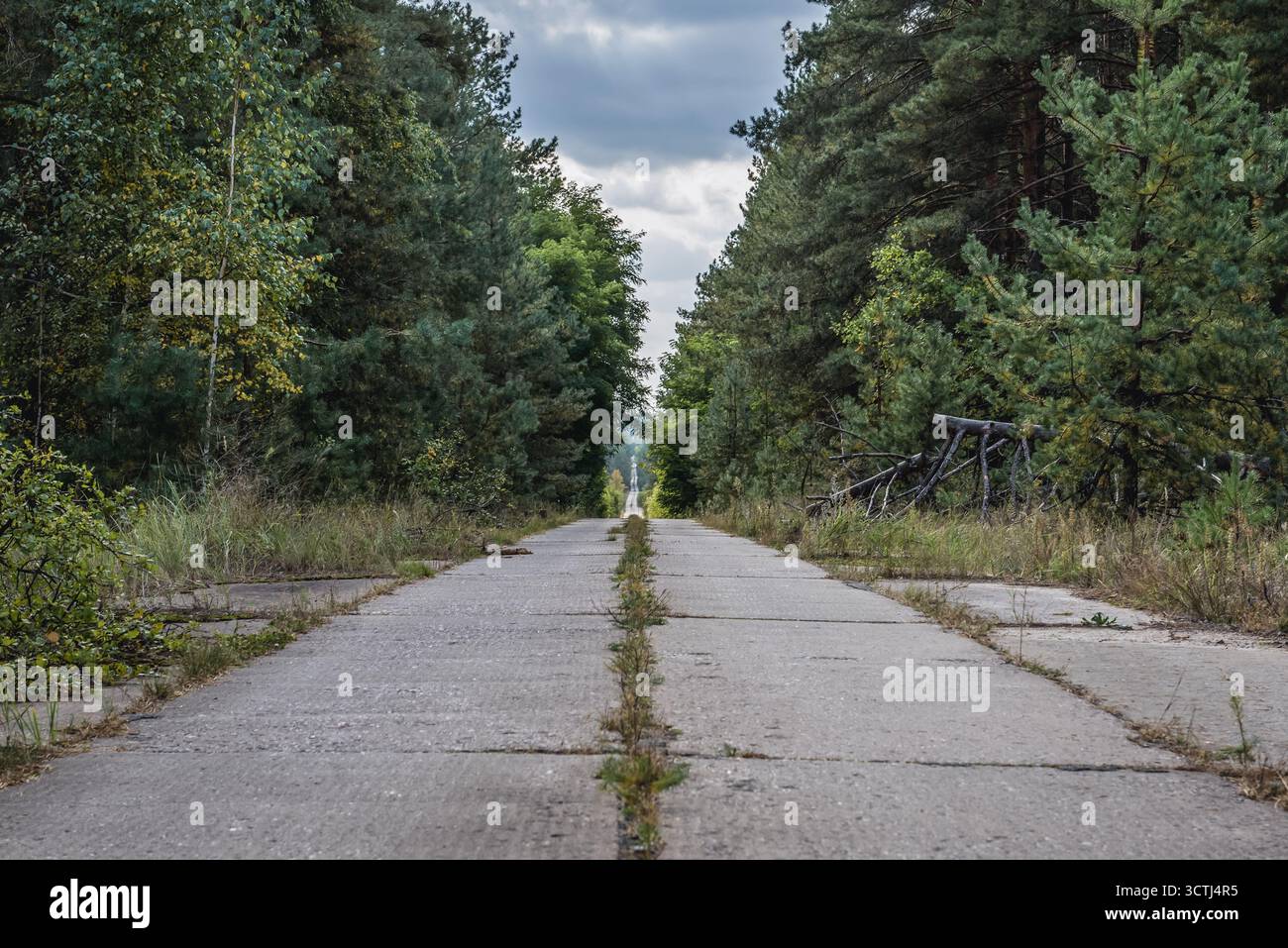 Strada per il sistema radar sovietico Duga-3 nella centrale nucleare di Chernobyl zona di Alienation, Ucraina Foto Stock