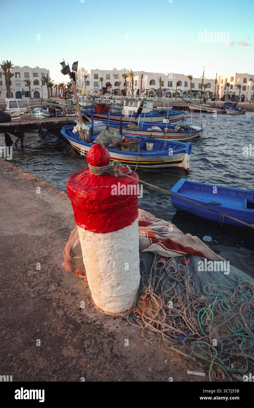 Posto di ormeggio nel porto della città di Houmt Souk sull'isola di Djerba in Tunisia Foto Stock