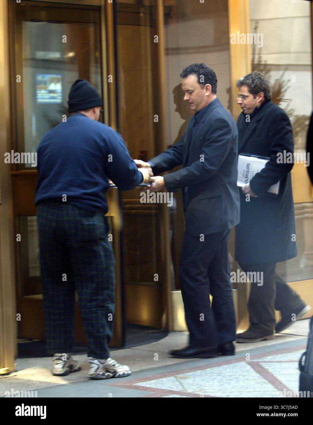 Tom Hanks firma autografi durante un viaggio a New York. Sta promuovendo 'The Ladykillers' - 23/03/04 Foto Stock