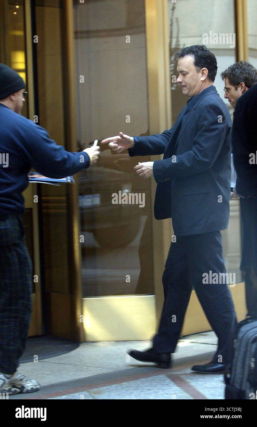 Tom Hanks firma autografi durante un viaggio a New York. Sta promuovendo 'The Ladykillers' - 23/03/04 Foto Stock
