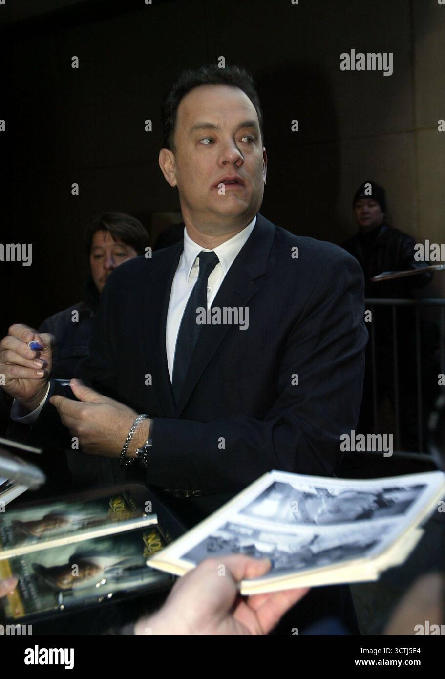 Tom Hanks firma autografi durante un viaggio a New York. Sta promuovendo 'The Ladykillers' - 23/03/04 Foto Stock