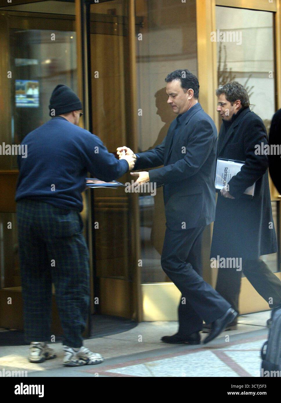 Tom Hanks firma autografi durante un viaggio a New York. Sta promuovendo 'The Ladykillers' - 23/03/04 Foto Stock