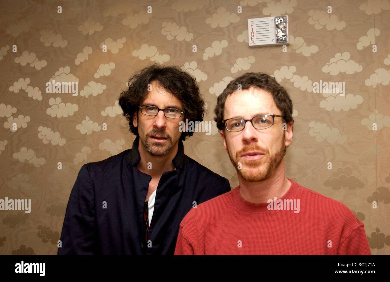 Direttori Joel e Ethan Coen a una conferenza stampa per i Ladykillers. Hotel St.Regis, Los Angeles, 12 marzo 2004 Foto Stock