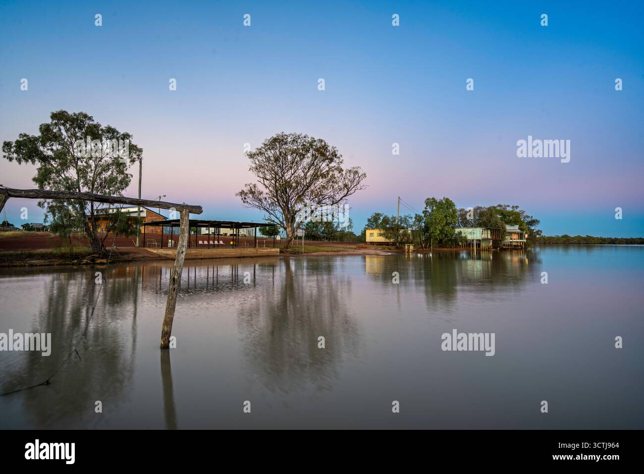 Case vacanza sulla riva del lago Dunn all'alba, Queensland, Australia Foto Stock