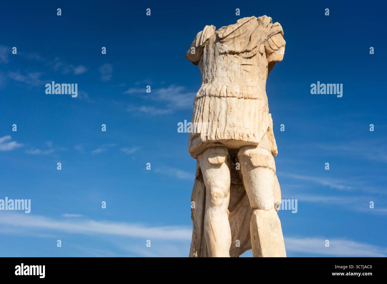 Statua del generale romano Gaio Billieno nella Stoa di Antigono sull'isola di Delo, in Grecia Foto Stock