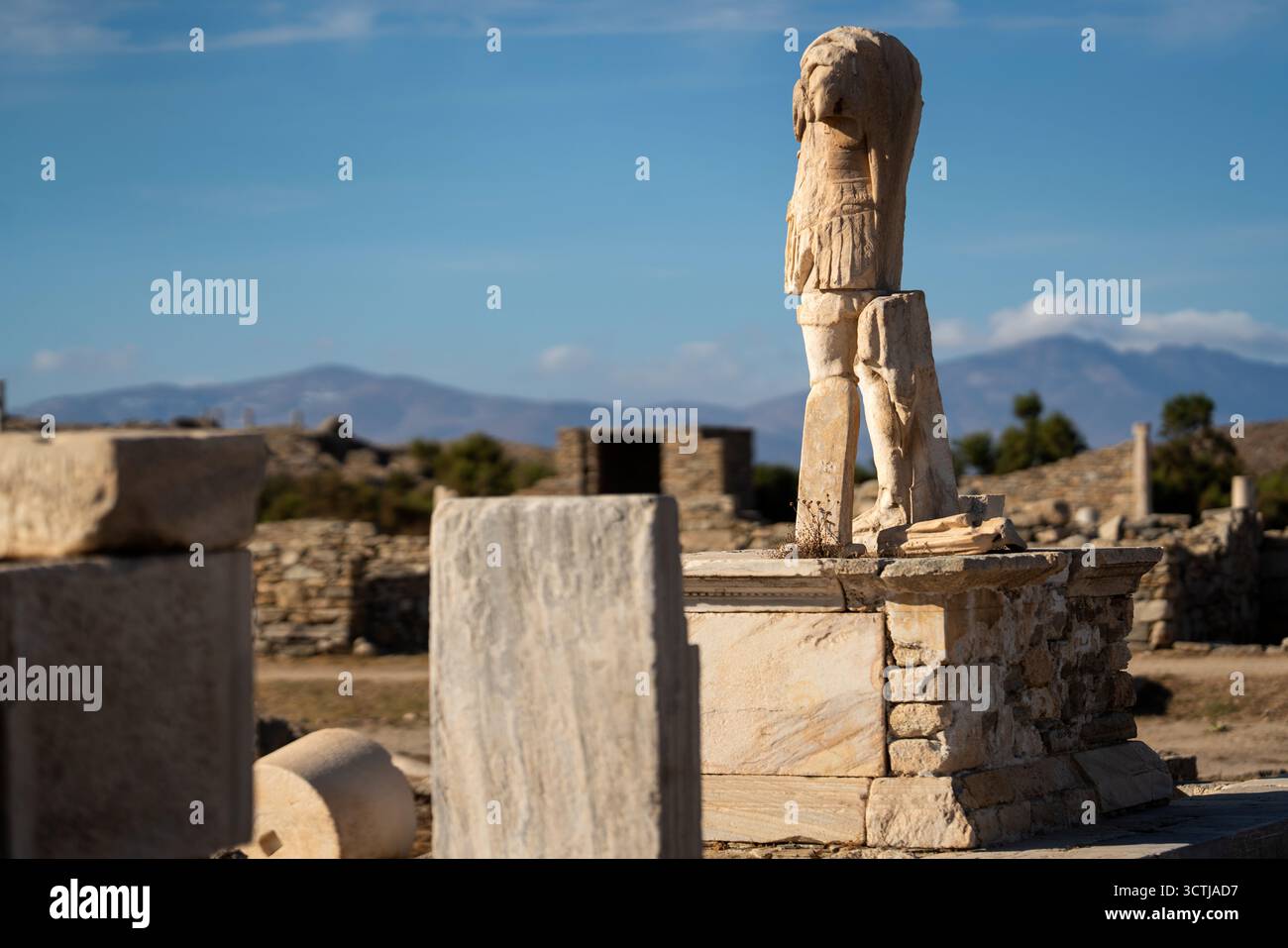 Statua del generale romano Gaio Billieno nella Stoa di Antigono sull'isola di Delo, in Grecia Foto Stock