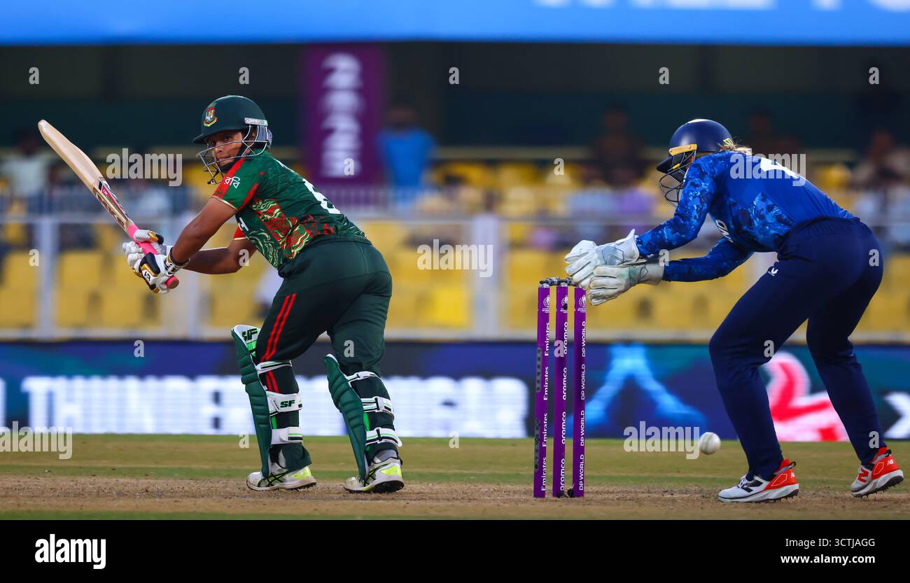 Guwahati, India. 7 ottobre 2025. Sobhana Mostary del Bangladesh durante la partita di Coppa del mondo femminile ICC Inghilterra donne vs Bangladesh donne all'ACA Barsapara Cricket Stadium, Guwahati, Assam/ India, 7 ottobre 2025 (foto di Shubhajit Roy Karmakar/News Images) a Guwahati, India, il 7/10/2025. (Foto di Shubhajit Roy Karmakar/News Images/Sipa USA) credito: SIPA USA/Alamy Live News Foto Stock