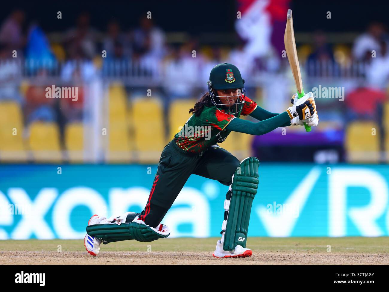Guwahati, India. 7 ottobre 2025. Shorna Akter del Bangladesh durante la partita di Coppa del mondo femminile ICC Inghilterra donne vs Bangladesh donne all'ACA Barsapara Cricket Stadium, Guwahati, Assam/ India, 7 ottobre 2025 (foto di Shubhajit Roy Karmakar/News Images) a Guwahati, India il 7/10/2025. (Foto di Shubhajit Roy Karmakar/News Images/Sipa USA) credito: SIPA USA/Alamy Live News Foto Stock