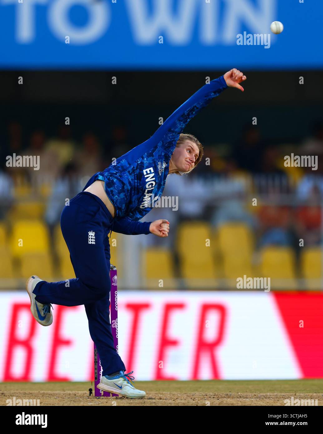 Guwahati, India. 7 ottobre 2025. Charlie Dean dell'Inghilterra ballando durante la partita di Coppa del mondo femminile ICC England Women vs Bangladesh Women at ACA Barsapara Cricket Stadium, Guwahati, Assam/ India, 7 ottobre 2025 (foto di Shubhajit Roy Karmakar/News Images) a Guwahati, India il 7/10/2025. (Foto di Shubhajit Roy Karmakar/News Images/Sipa USA) credito: SIPA USA/Alamy Live News Foto Stock