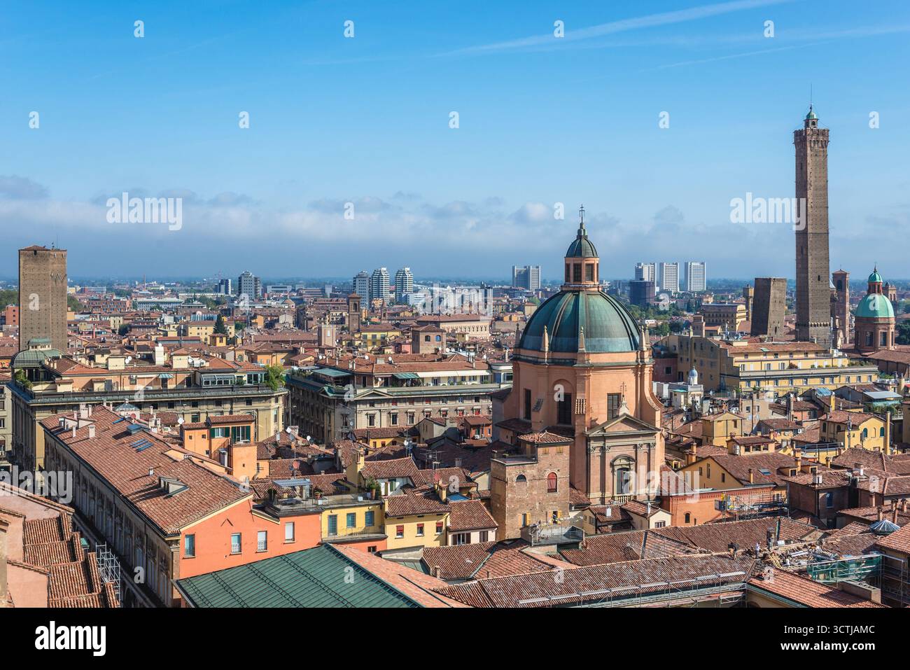 Panorama della parte storica della città di Bologna, Italia - Vista dalla Basilica di San Petronio con cupola della chiesa di Santa Maria della vita e due Torri Foto Stock
