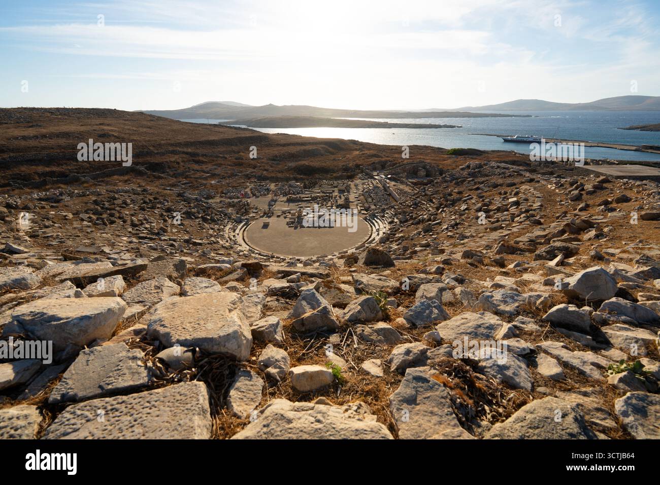 Uno dei più antichi teatri di pietra del mondo si trova sull'isola di Delo, in Grecia. Costruito nel 300 a.C., poteva ospitare circa 5.500 spettatori. Foto Stock