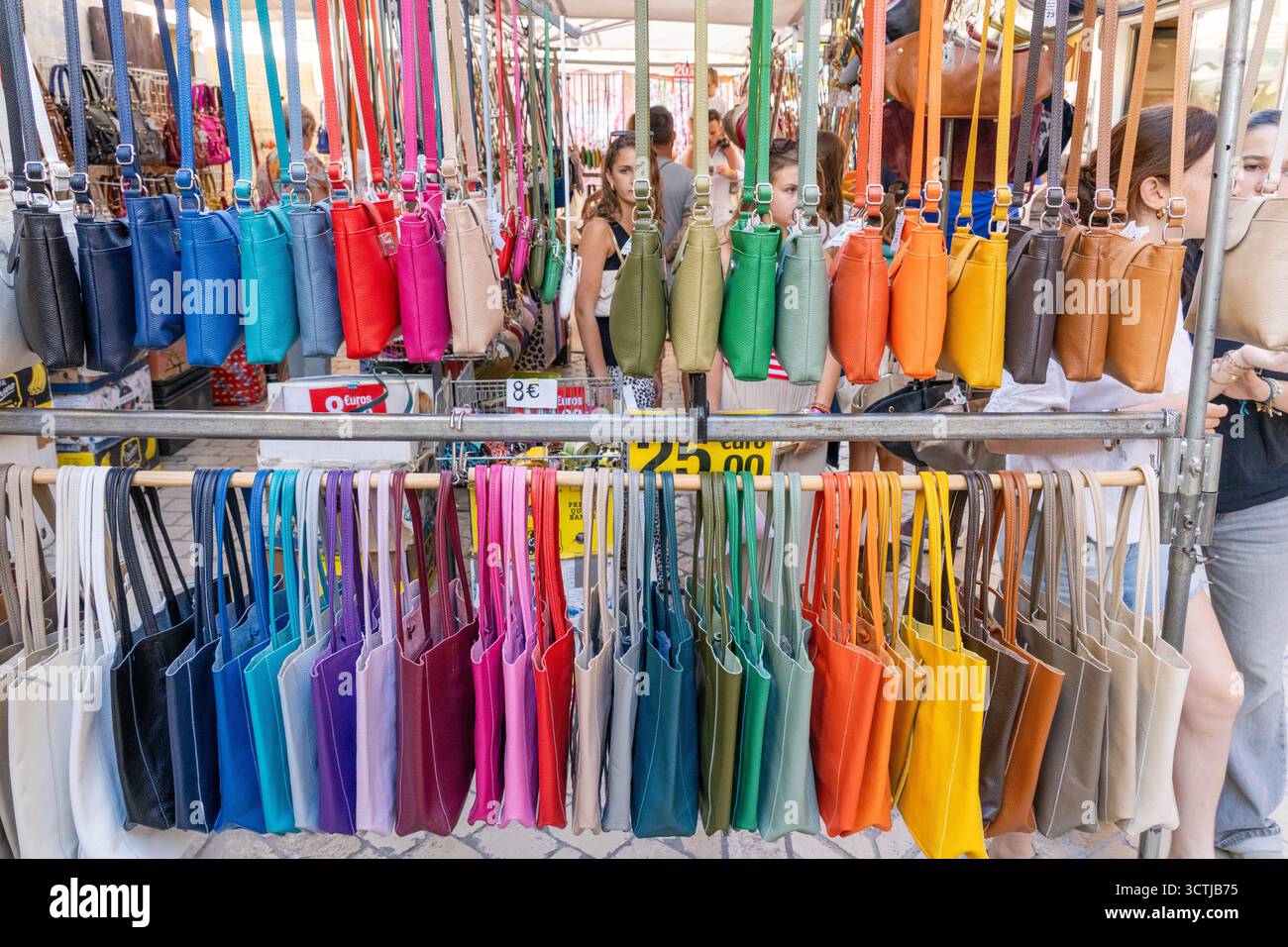 Cassis Francia - agosto 29 2025: Assortimento arcobaleno di borse e borse in pelle in vendita in un mercato all'aperto Foto Stock