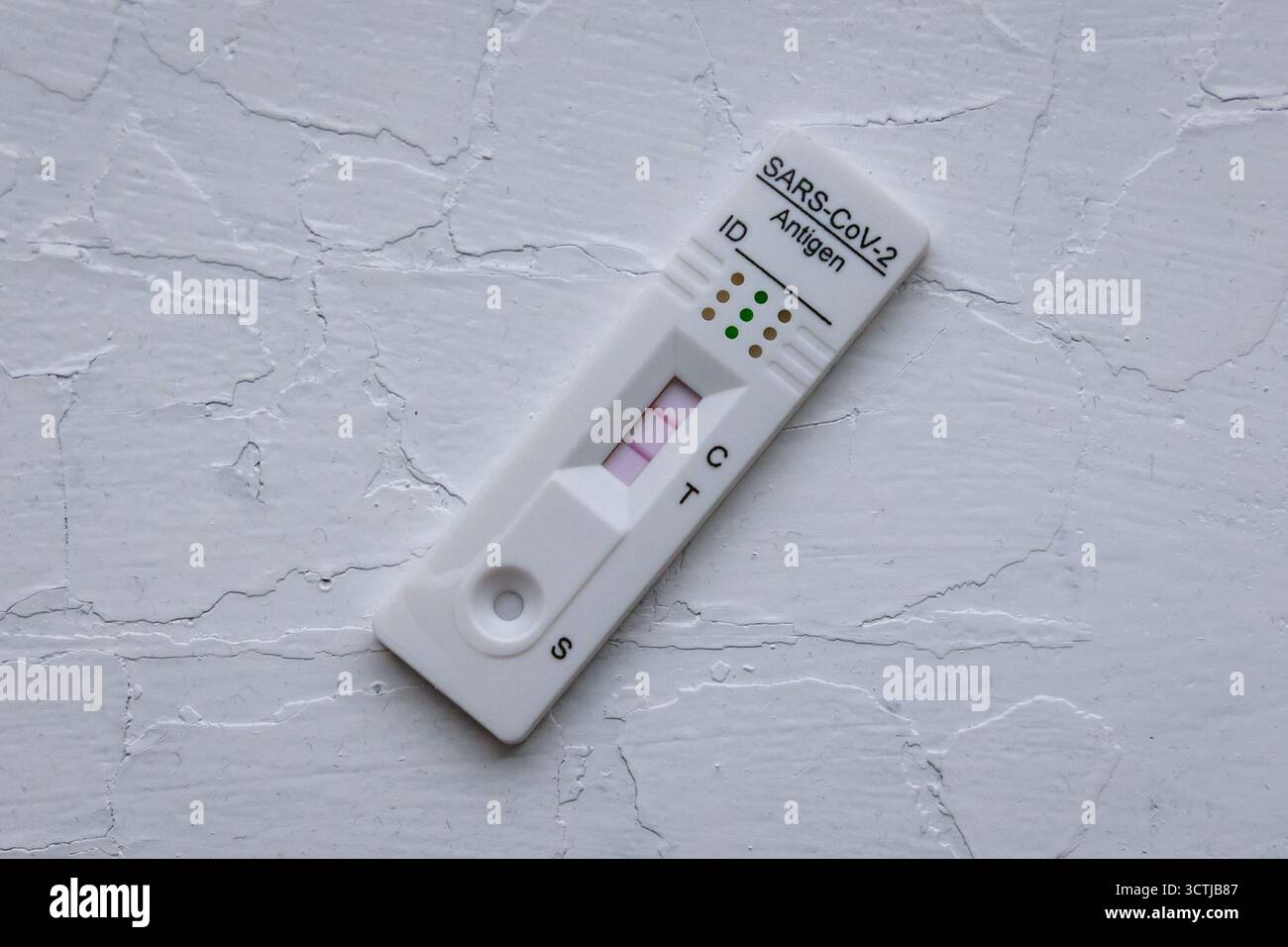 Primo piano sul test rapido antigenico con risultato positivo significa la presenza di infezione da SARS-CoV-2 Foto Stock