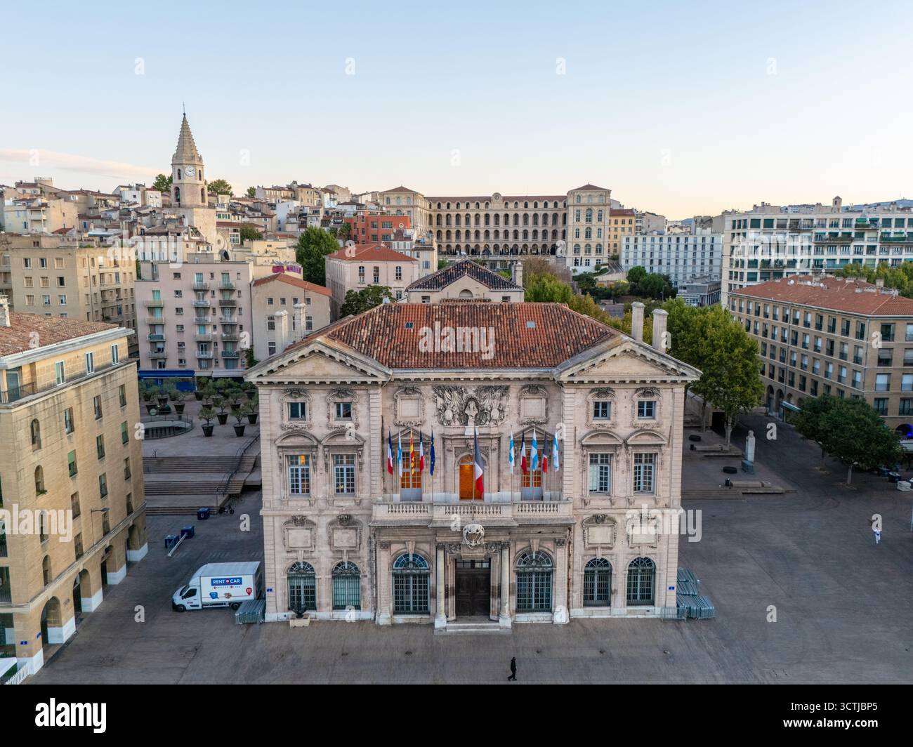 Marsiglia Francia - agosto 29 2025: Veduta aerea della Mairie de Marseille vicino al Porto Vecchio di Marsiglia Francia Foto Stock