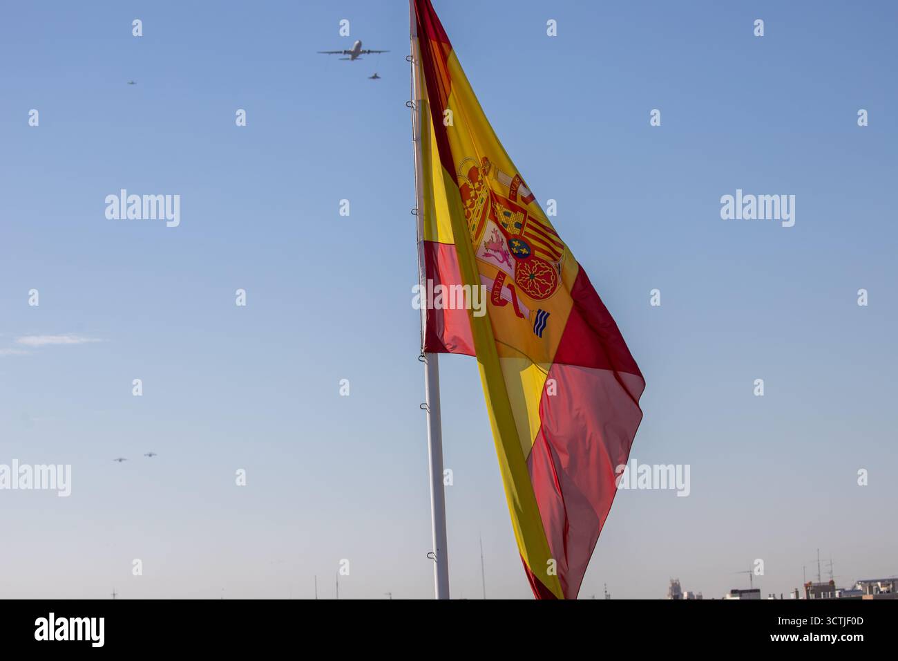 Madrid, Spagna, 7 ottobre 2025: Una bandiera spagnola e aerei che passano sullo sfondo durante le prove dell'Aeronautica militare per le festività nazionali 25, il 7 ottobre 2025, a Madrid, Spagna. Crediti: Alberto Brevers / Alamy Live News. Foto Stock