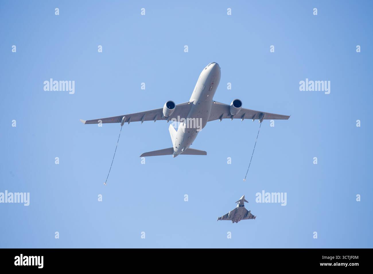 Madrid, Spagna, 7 ottobre 2025: Un A330-200 (L) che rifornisce un EF-2000 Eurofighter (R) durante le prove dell'aeronautica militare per le festività nazionali 25, il 7 ottobre 2025, a Madrid, Spagna. Crediti: Alberto Brevers / Alamy Live News. Foto Stock