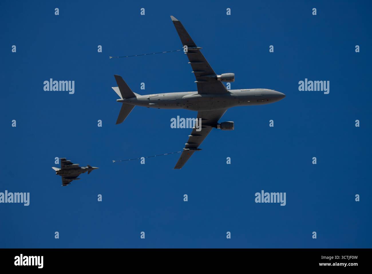 Madrid, Spagna, 7 ottobre 2025: Un A330-200 (R) che rifornisce un EF-2000 Eurofighter (L) durante le prove dell'Aeronautica militare per le festività nazionali 25, il 7 ottobre 2025, a Madrid, Spagna. Crediti: Alberto Brevers / Alamy Live News. Foto Stock